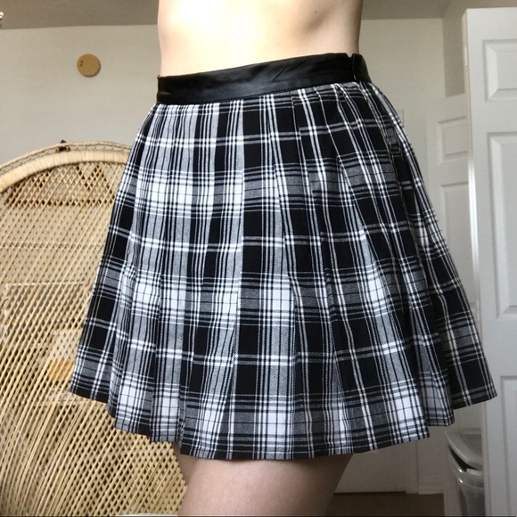 SOLD- Pleaded Black & White Skirt☠️ - Picture 2 of 3